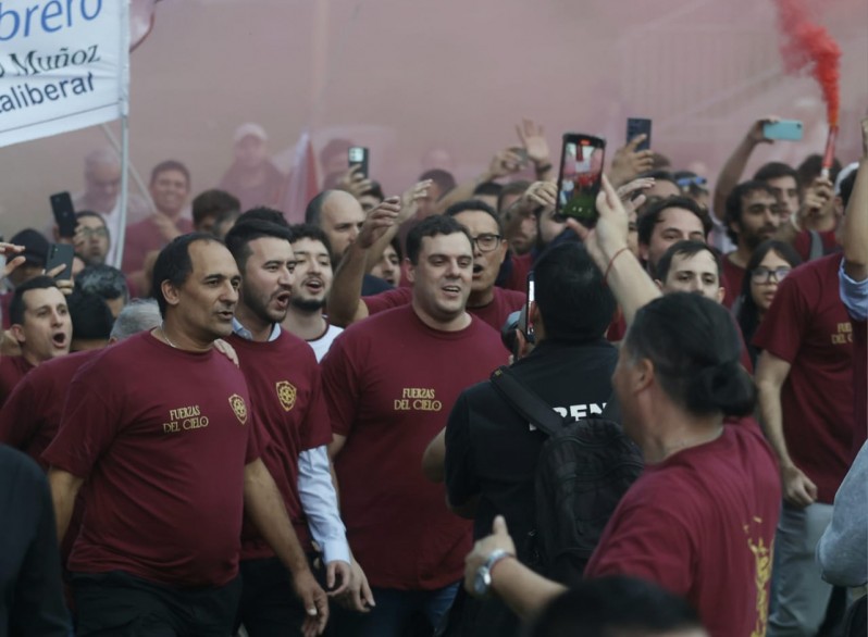 Le pagaron a militantes para llenar el acto de Adorni y los estafaron: "Vinimos por 25 lucas y nos quieren dar 10