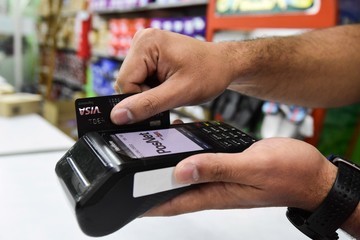 “No puedo pagar la tarjeta”: crece el peso de los consumos contra el salario y la gente ya ni abona el mínimo