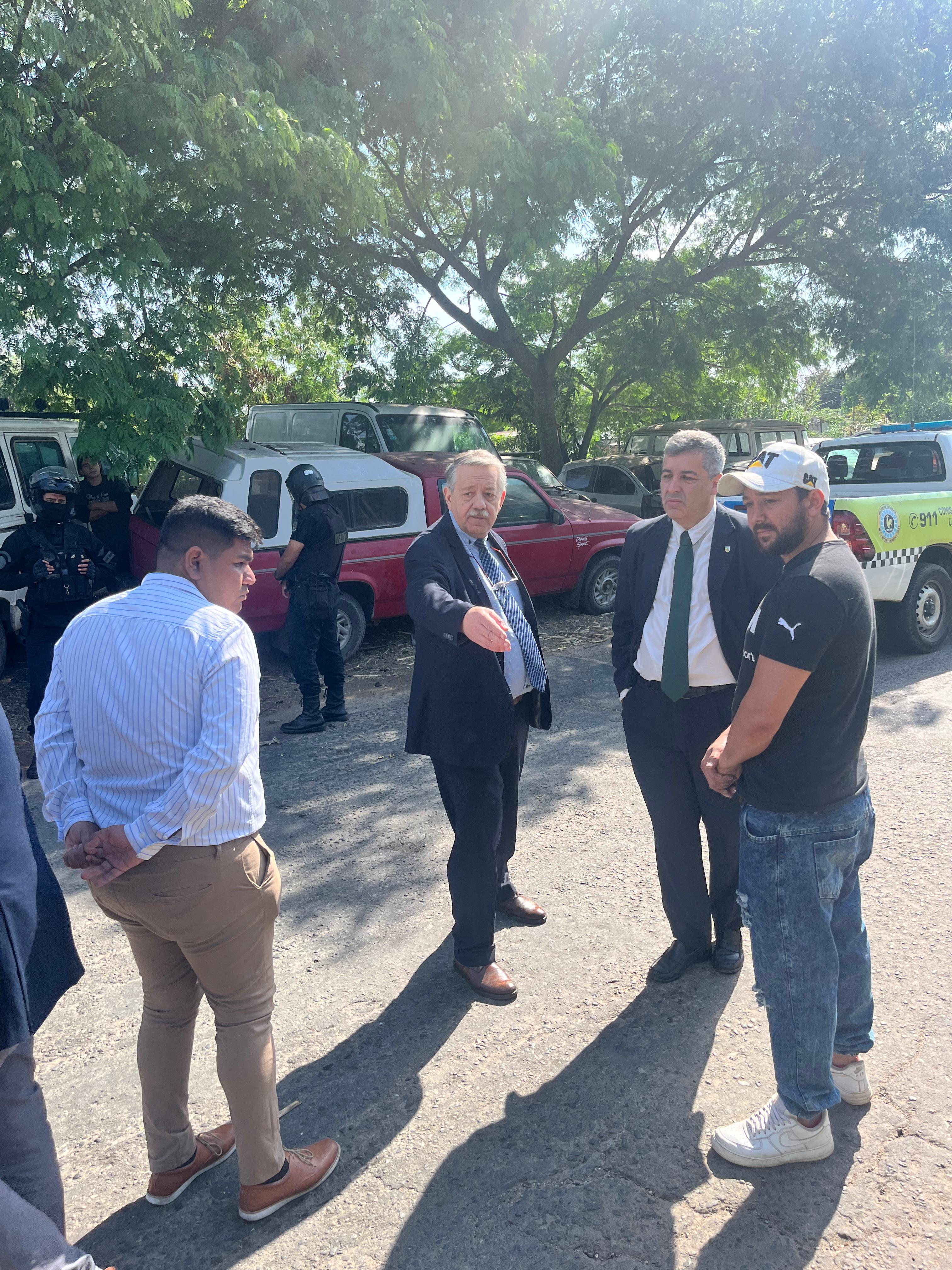 El Gobierno intima a un desarmadero para recuperar un sector del Canal Yerba Buena.